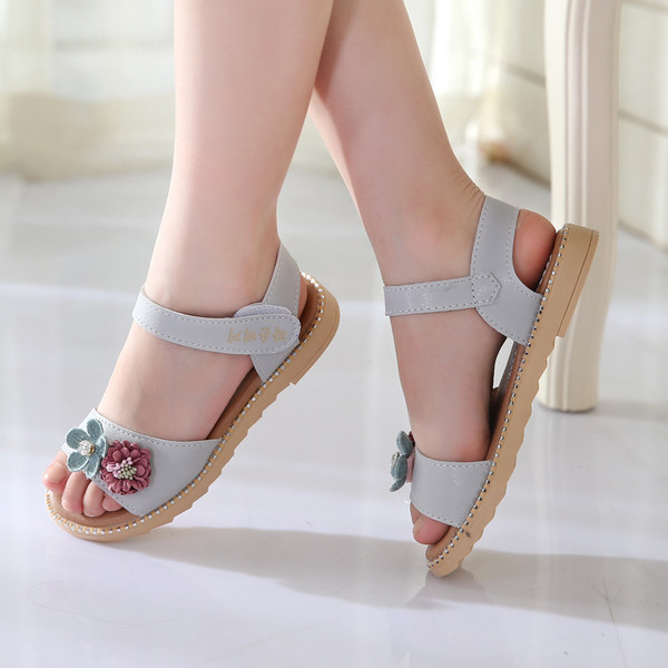 Alkalmi gyerekszandál 3D virágmotívumokkal