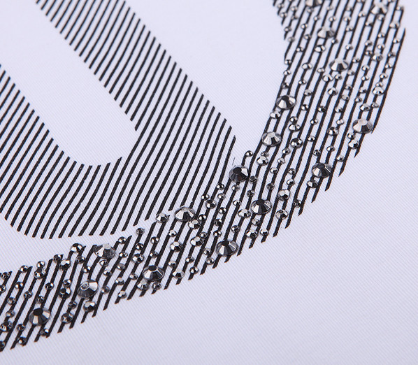 Női kivágott póló típusú tunika fém díszítéssel és brokáttal