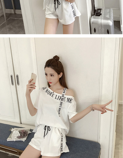 Σπορ  σύντομο γυναιείο σετ  από δύο μέρη-shirt + παντελόνι freestyle με μια επιγραφή σε μαύρο και άσπρο χρώμα