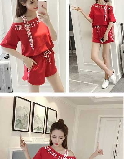 Σπορ  σύντομο γυναιείο σετ  από δύο μέρη-shirt + παντελόνι freestyle με μια επιγραφή σε μαύρο και άσπρο χρώμα