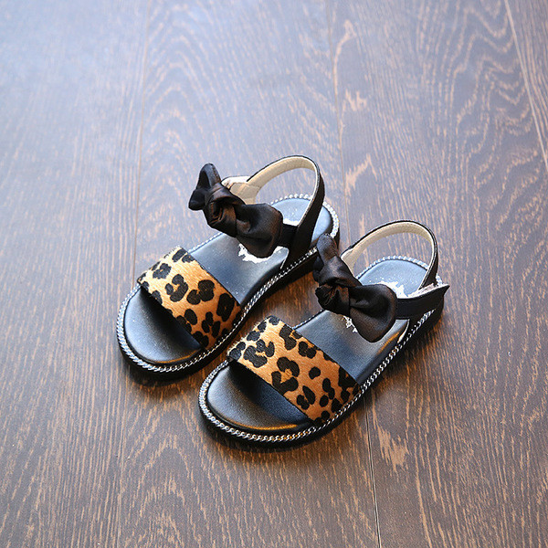 Sandale moderne pentru copii pentru fete cu o panglică în diferite culori