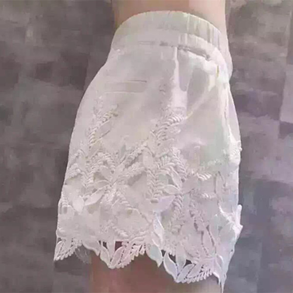 Női rövidnadrág két színben hímzéssel