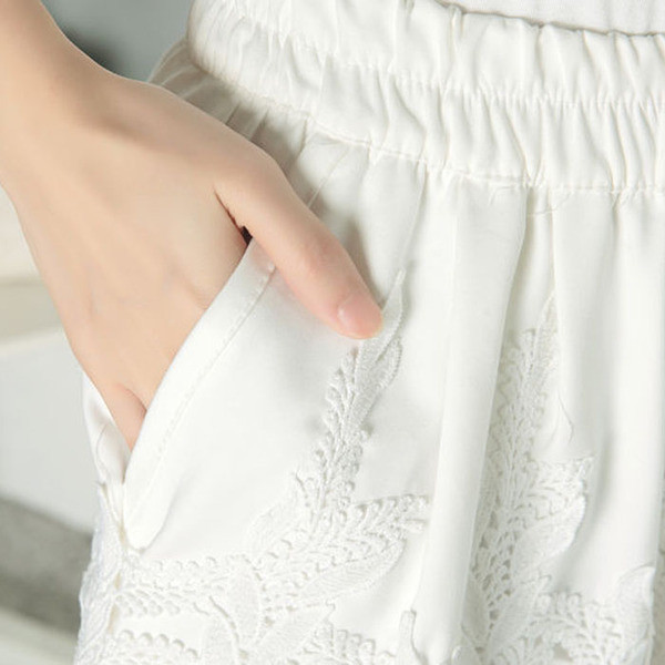 Női rövidnadrág két színben hímzéssel