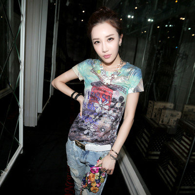 Tricou de primăvară-vară cu mâneci scurte și motive florale în diferite variante