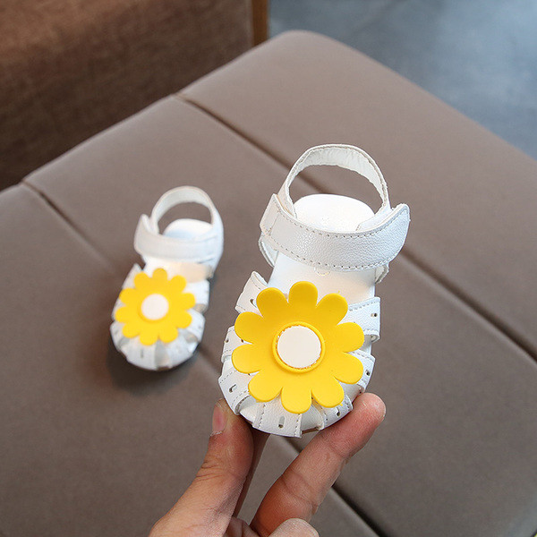 Alkalmi gyerekszandál lányoknak három színben virággal