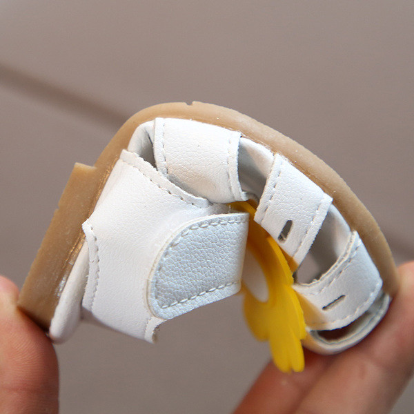 Alkalmi gyerekszandál lányoknak három színben virággal