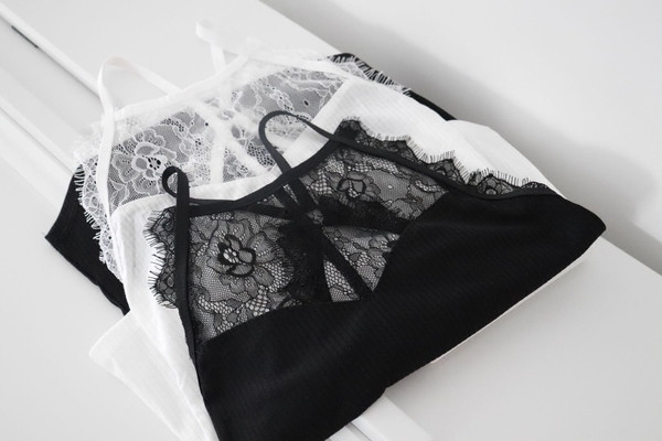 Stílusos női felső csipke részletekkel és vékony pántokkal