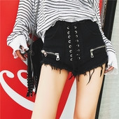 Σύγχρονη γυναικεία σορτς με κορδόνια και μεταλλικά στοιχεία