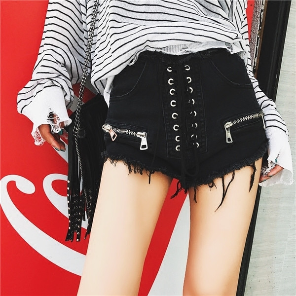 Σύγχρονη γυναικεία σορτς με κορδόνια και μεταλλικά στοιχεία