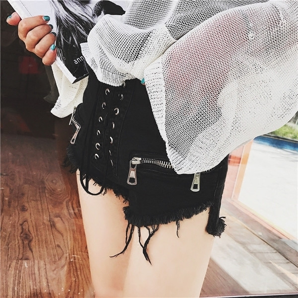 Σύγχρονη γυναικεία σορτς με κορδόνια και μεταλλικά στοιχεία