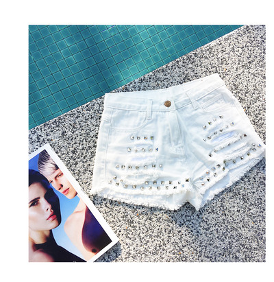 Pantaloni scurti moderni de dama in doua culori cu motive rupte si elemente metalice