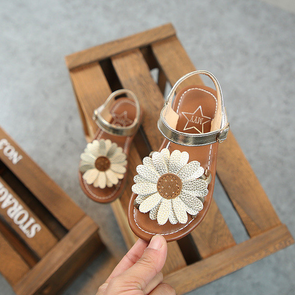 Modern gyerekszandál lányoknak 3D virággal, három színben