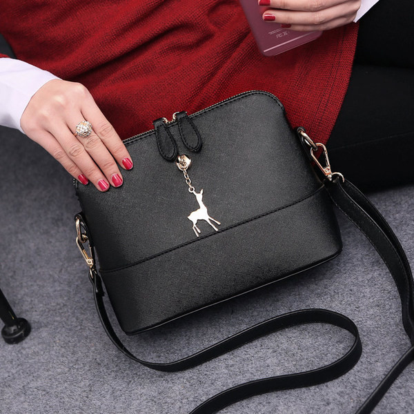 Stílusos mini kézitáska, mindennapi használatra alkalmas, érdekes mini medállal és hosszú fogantyúval számos színben