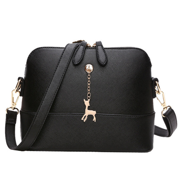 Stílusos mini kézitáska, mindennapi használatra alkalmas, érdekes mini medállal és hosszú fogantyúval számos színben