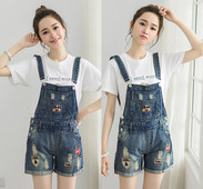 Γυναικεία τζιν με σχισμένα στοιχεία και τσέπες