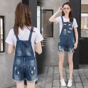 Γυναικεία τζιν με σχισμένα στοιχεία και τσέπες