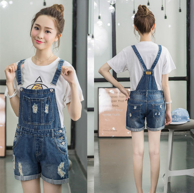 Γυναικεία τζιν με σχισμένα στοιχεία και τσέπες