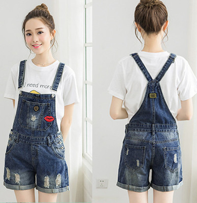 Γυναικεία τζιν με σχισμένα στοιχεία και τσέπες