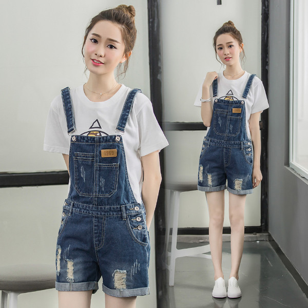 Γυναικεία τζιν με σχισμένα στοιχεία και τσέπες