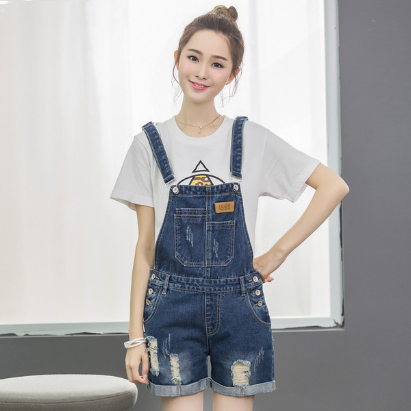 Γυναικεία τζιν με σχισμένα στοιχεία και τσέπες