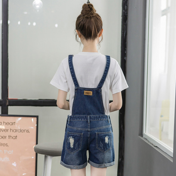 Γυναικεία τζιν με σχισμένα στοιχεία και τσέπες