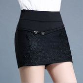 Elegáns női szoknya-nadrág fekete színben, hímzéssel