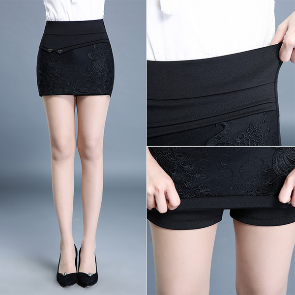 Elegáns női szoknya-nadrág fekete színben, hímzéssel