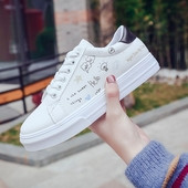 Alkalmi női tornacipő felirattal és mini applikációval három színben