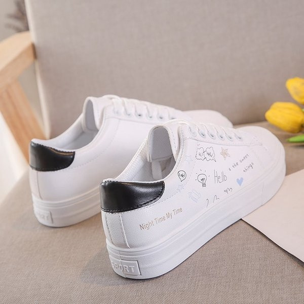 Alkalmi női tornacipő felirattal és mini applikációval három színben