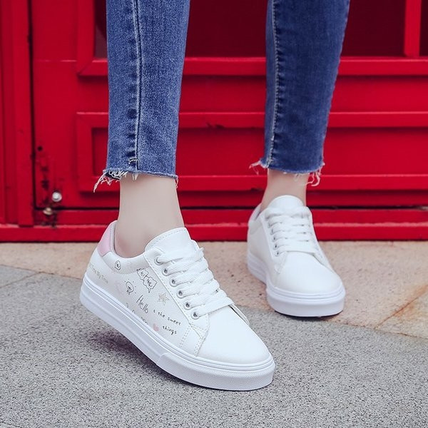 Alkalmi női tornacipő felirattal és mini applikációval három színben