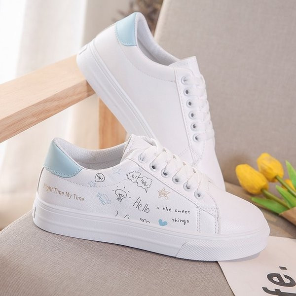 Alkalmi női tornacipő felirattal és mini applikációval három színben