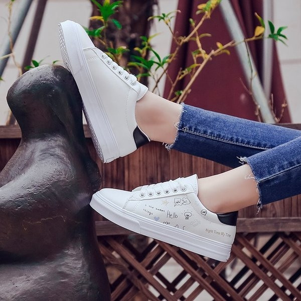 Alkalmi női tornacipő felirattal és mini applikációval három színben