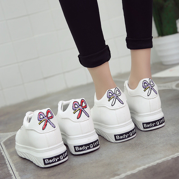 Tenisi eleganti de damă casual, cu aplicație și inscripție în alb