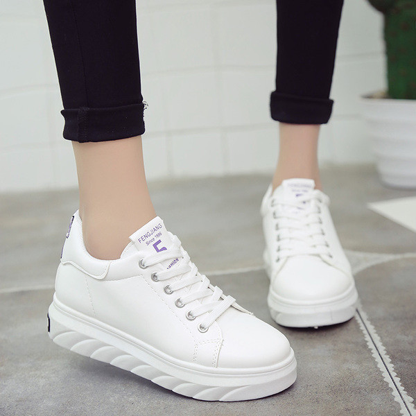 Tenisi eleganti de damă casual, cu aplicație și inscripție în alb