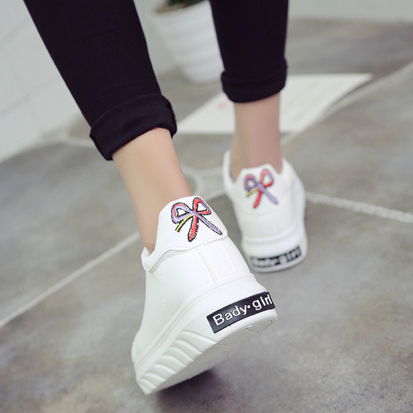 Tenisi eleganti de damă casual, cu aplicație și inscripție în alb