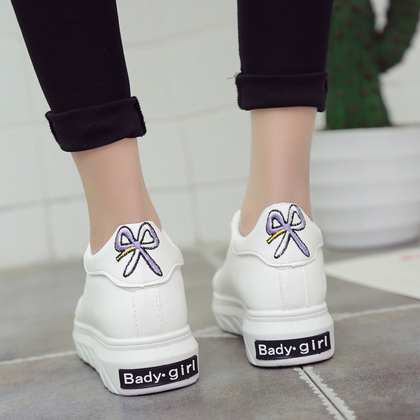 Tenisi eleganti de damă casual, cu aplicație și inscripție în alb