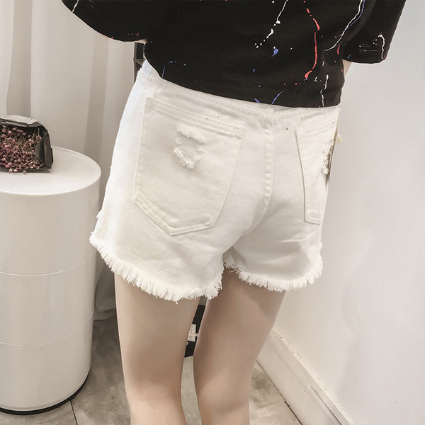 Rövid, fehér farmernadrág szakadt motívumokkal