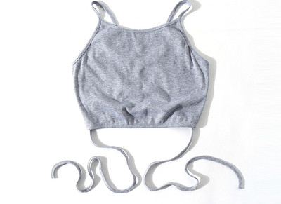 Rövid, vékony akasztófelső derekán megkötővel