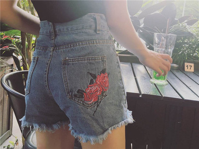 Női rövid farmer magas derékkal és hímzéssel