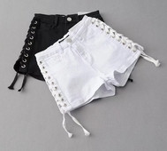 Pantaloni scurți de damă în două culori cu legături laterale încrucișate și elemente metalice