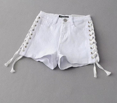 Pantaloni scurți de damă în două culori cu legături laterale încrucișate și elemente metalice