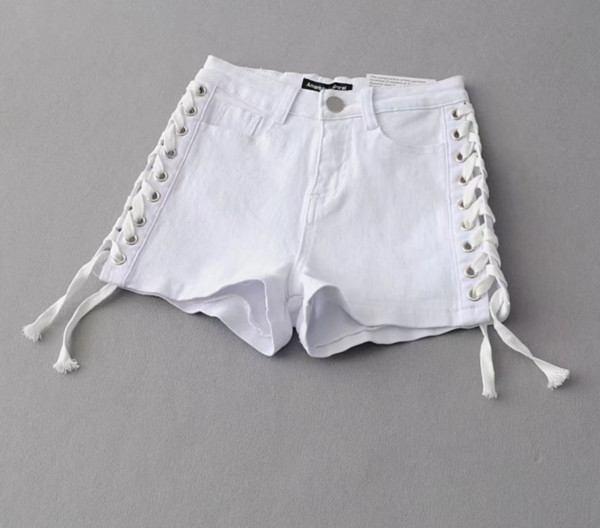 Pantaloni scurți de damă în două culori cu legături laterale încrucișate și elemente metalice