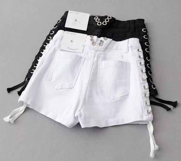 Pantaloni scurți de damă în două culori cu legături laterale încrucișate și elemente metalice