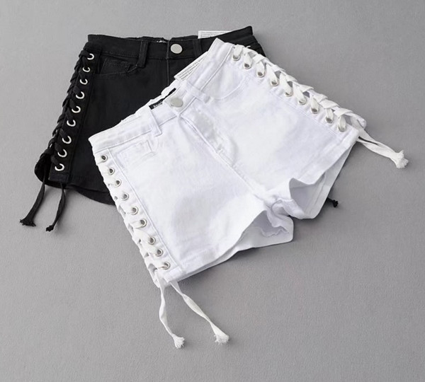 Pantaloni scurți de damă în două culori cu legături laterale încrucișate și elemente metalice