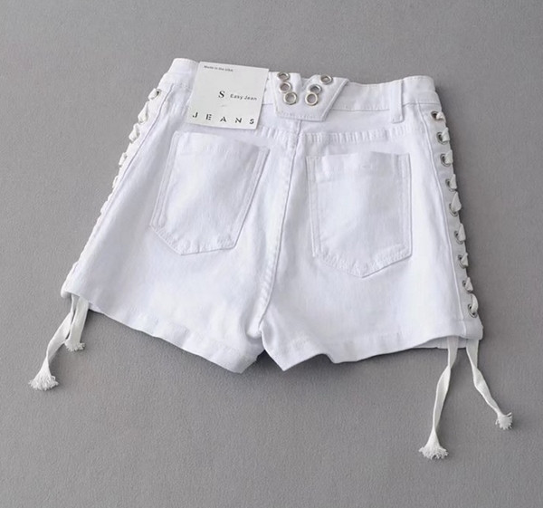 Pantaloni scurți de damă în două culori cu legături laterale încrucișate și elemente metalice