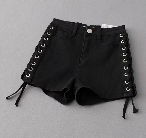 Pantaloni scurți de damă în două culori cu legături laterale încrucișate și elemente metalice