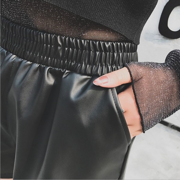 Pantaloni scurti de dama din piele ecologica cu talie elastica si buzunare