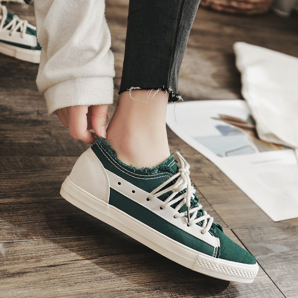 Κομψά casual γυναικεία παπούτσια σε λευκό, μαύρο και πράσινο χρώμα