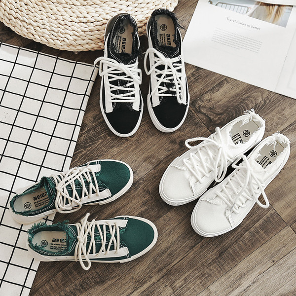 Κομψά casual γυναικεία παπούτσια σε λευκό, μαύρο και πράσινο χρώμα