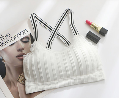 Γυναικείο μπουστάκι με δαντελωτά μοτίβα και τιράντες